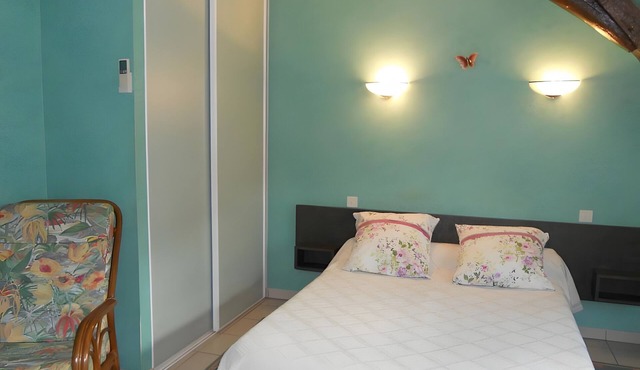 Bed and Breakfast 'Chambre Tilleul' with Shared Garden and Air Conditioning