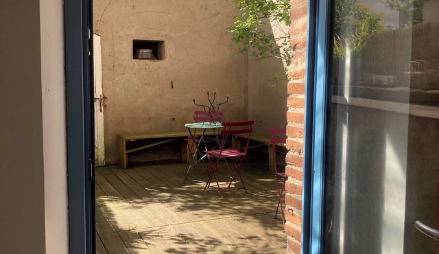 Bed and breakfast with outdoor courtyard. 500m from train station.