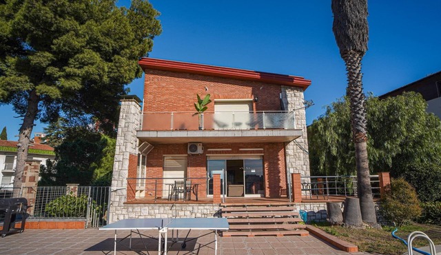 Bed&BCN Hills House with swimming pool