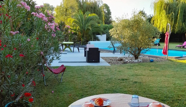 BED & BREAKFAST, 5 min from the BEACHES of Royan, garden, kitchen, HEATED SWIMMING POOL!