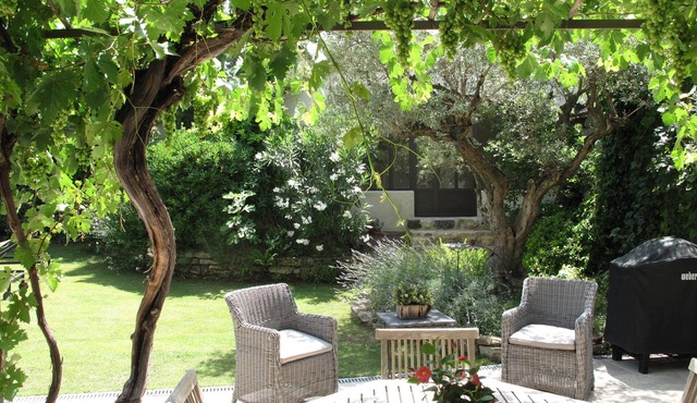 Bed & Breakfast in a Provencal farmhouse, heated pool, quiet and rest