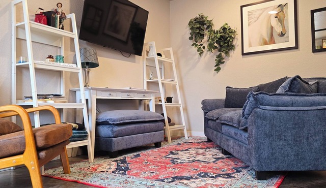 Bed & Breakfast Nook ❤ Fenced Yard ❤ Hot Tub ❤ Heated Floors ❤ Pet Friendly