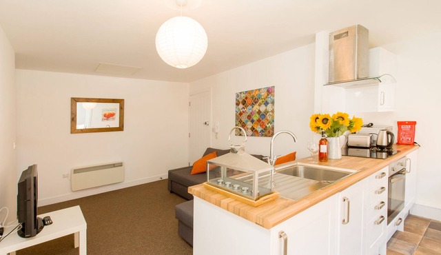 Beddoe Apartments 1 bedroom FF close to Airport, Rail and Motorway