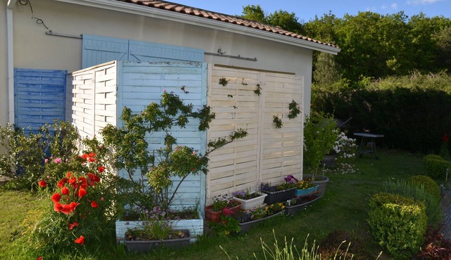 Bedenac (3km from RN10) between Bordeaux and Jonzac Joli T1 bis