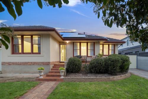 Bedford Beauty Stylish Retro Family Home with office