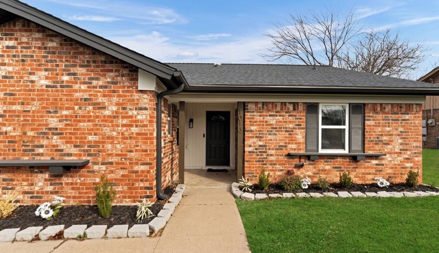 Bedford Bungalow Prime DFW Location Near Everything