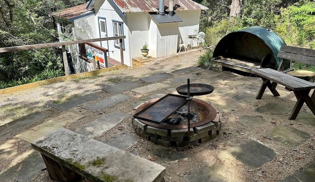 Bedford Cottage - Cosy mountain bush retreat.