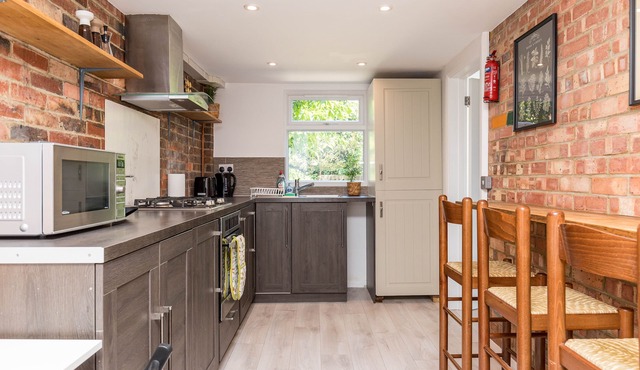 Bedford - Stunning Town House with Patio Garden