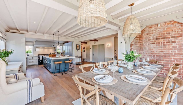 Bedgebury Oast by Bloom Stays - sleeps 10 guests in 5 bedrooms