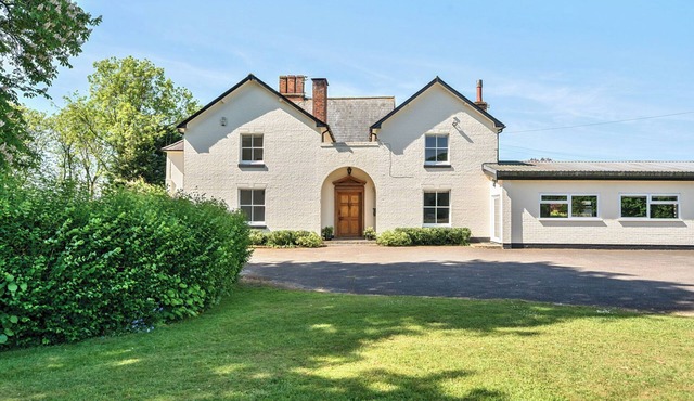 BEDINGFIELD HOUSE, NR DEBENHAM, pet friendly, with pool in Debenham