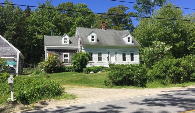 Bedrm charming, antiques, 1st fl w/wo b'fast; Blue Hill Pen priv bath, Acadia