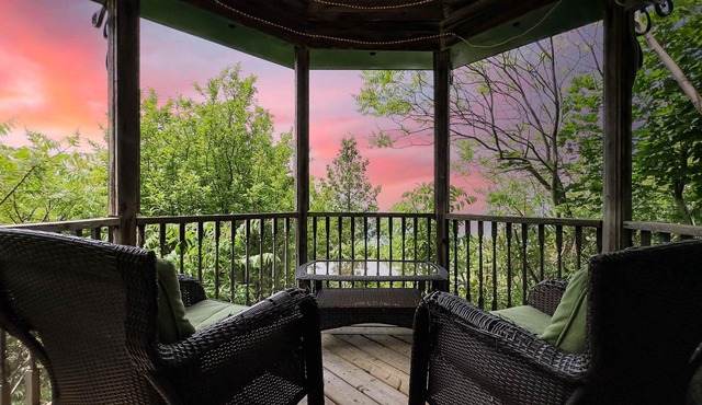 Bedrock Beach House - lakefront hot tub!