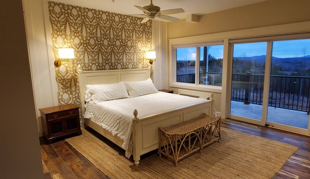 Bedroom 1 - Modern Farmhouse Styled Lodge with Beautiful Views and a Restaurant