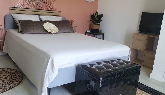 Bedroom 1｜Repos, Calm & Serenity - Chez Benny