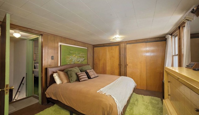 Bedroom 1, Retro Vibin' House, 30mi to Pittsburgh