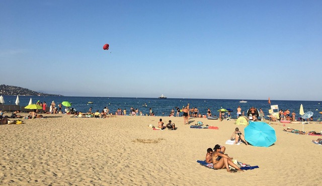 Bedroom 50 m from the beach with private and closed parking. Bastide du Levant