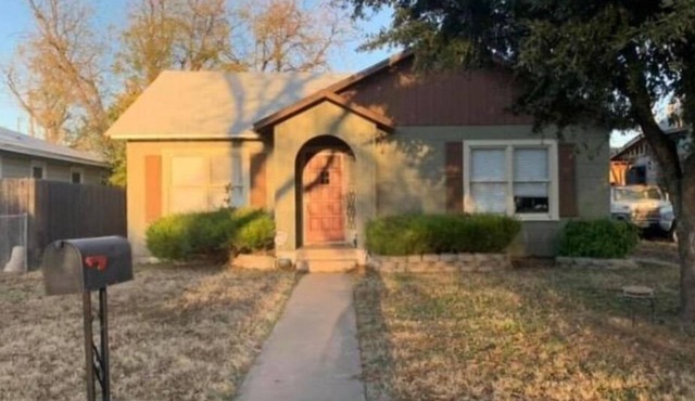 Bedroom for rent. Shared common spaces.