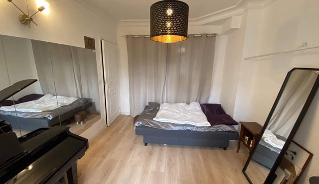 Bedroom of a bright apartment for women, 2 minutes from the metro