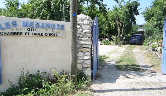 BEDROOM/TABLE/GITES LES MESANGES ST JEAN DE SAUVES