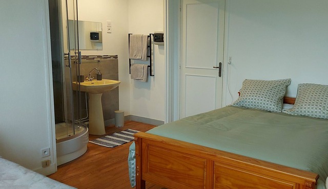 Bedroom with double bed, fast WiFi, shower with jets