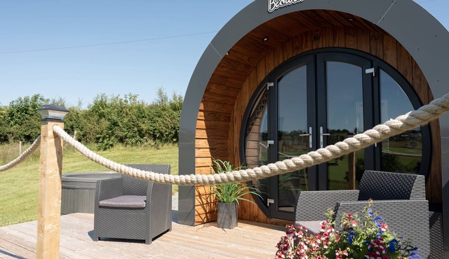 Bedwen - Glamping pod with Hot Tub sleeping 2 guests