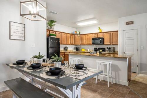 Bee Chic in SoJo w/hot tub+gym+local ski slopes