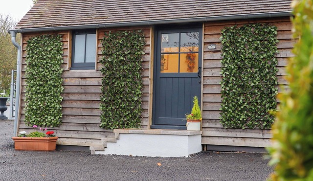 BEE COTTAGE, pet friendly, with a garden in Lyminge