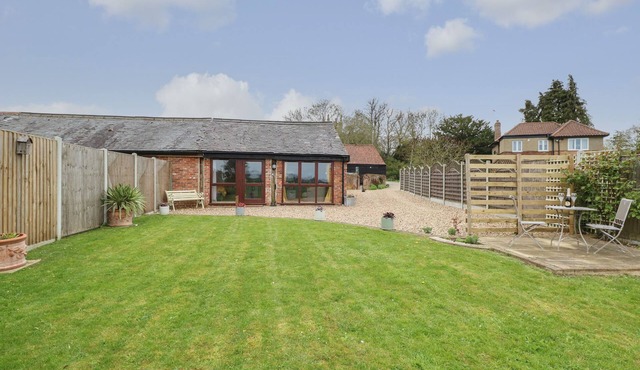 BEE HAPPY BARN, romantic, character holiday cottage in Acle