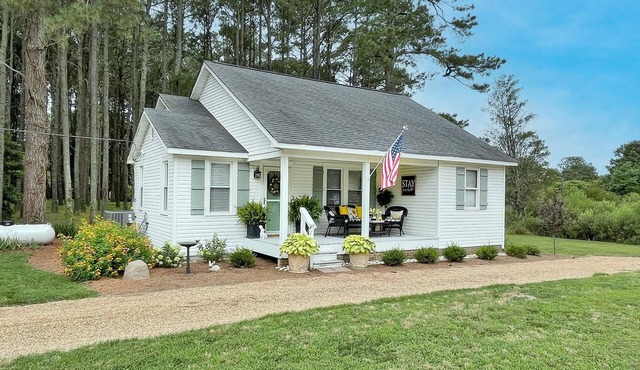 "Bee Haven" Cottage Retreat Near Colonial Williamsburg
