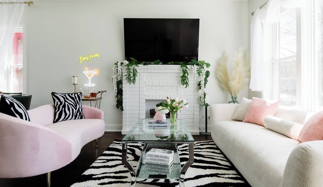 Bee's Knees - Ritzy, 1924 Hollywoodesque Bungalow