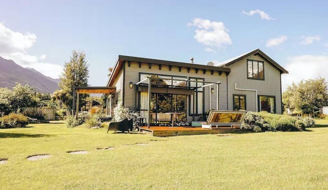 Bee Wild Garden Sanctuary - Private Oasis - Entire home in Glenorchy, NZ