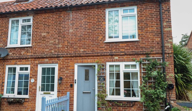 BEEBLE COTTAGE, pet friendly, with a garden in Fakenham