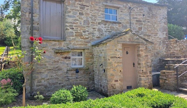 Beebole Cottage, cosy 17th century cottage in heart of Yorkshire Dales near lake