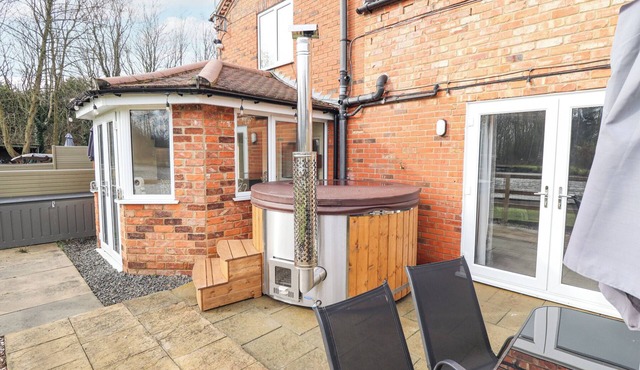 BEECH COTTAGE, with hot tub in Barrow-Upon-Humber