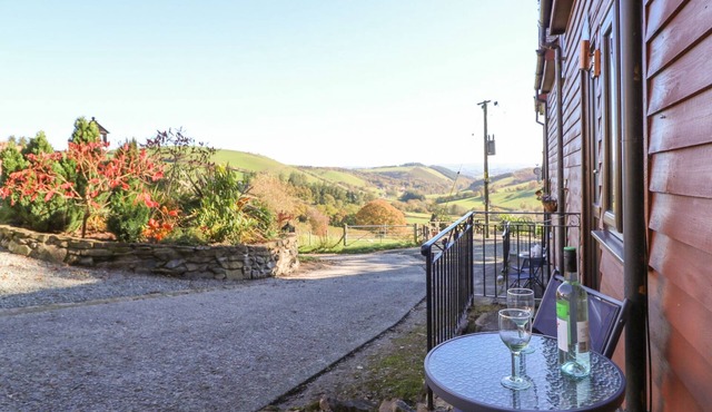 BEECH COTTAGE, character holiday cottage, with a garden in Llanidloes