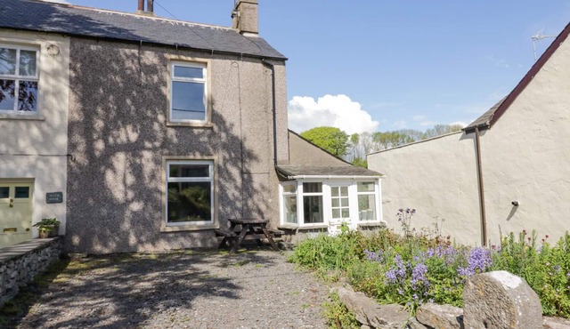 BEECH COTTAGE, pet friendly, with open fire in Scales