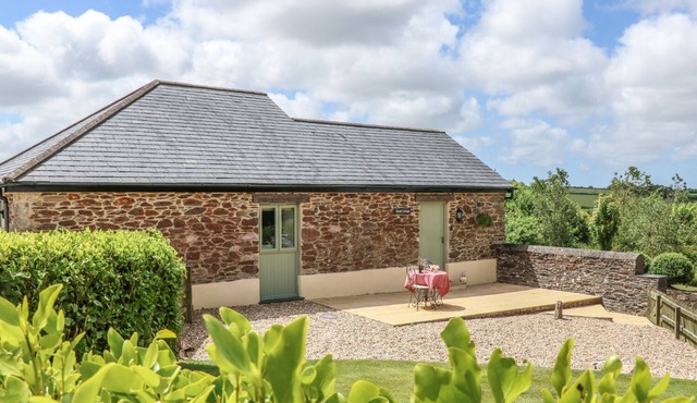BEECH COTTAGE, pet friendly, with a garden in Tregony