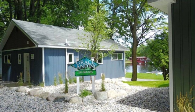 BEECH - Grace Landing Cottages With Stunning Sunsets Over Hamlin Lake
