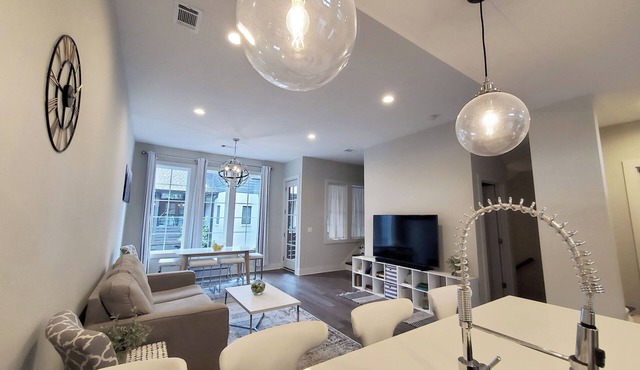 Beech House, 3BR/4BA, King Beds, Garage, 12S