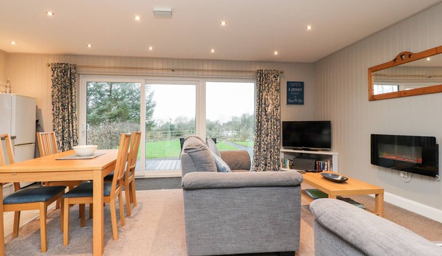 BEECH LODGE, character holiday cottage, with a garden in Goosnargh