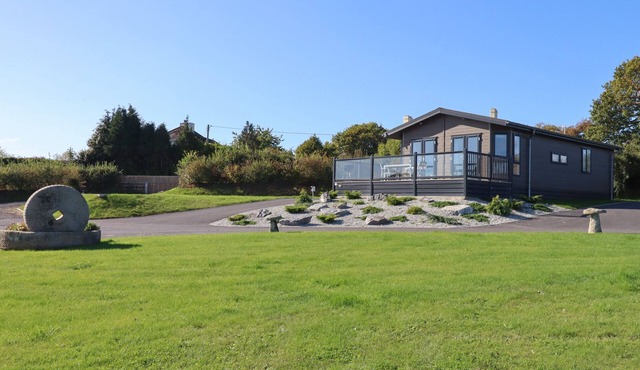 BEECH LODGE, pet friendly, country holiday cottage in Newton Abbot