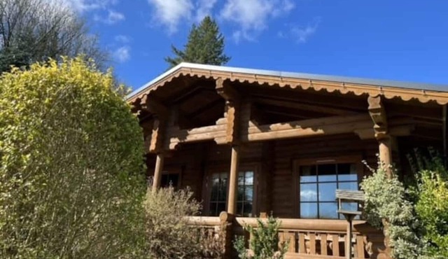 'Beech' Log cabin with hot tub