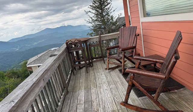 Beech Mountain Ski-in/Ski-out with awesome deck views.