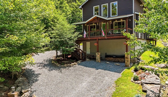 BEECH MTN RESORT 2 MILES-4 BR-YARD, SMALL DOG FRIENDLY NO FEE, FIRE PIT, CLEAN