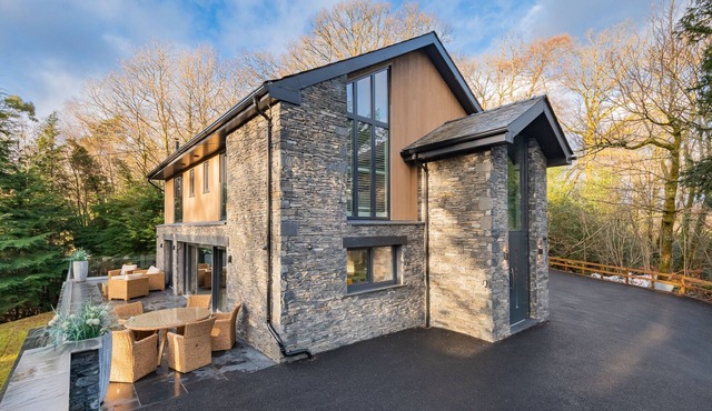 Beech Rock, boutique, all suite home with Hot tub!