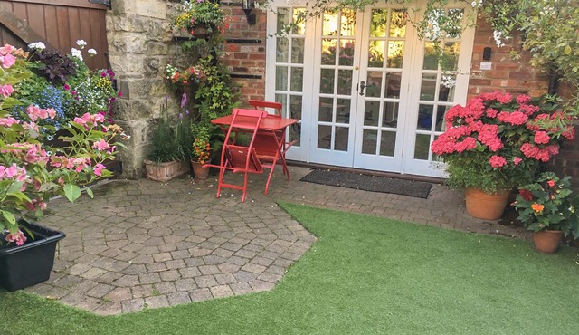 BEECH VIEW, character holiday cottage, with hot tub in Malton