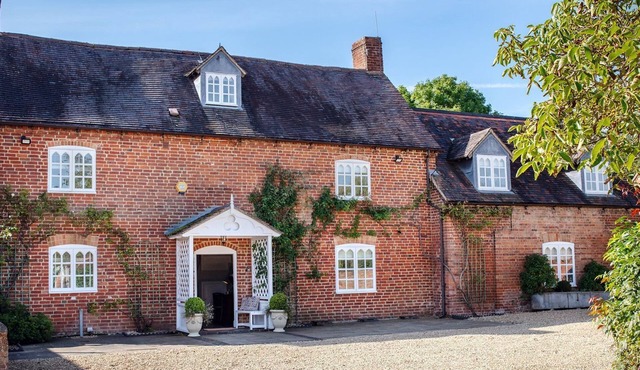 Beecham Farmhouse - sleeps 12 guests in 6 bedrooms