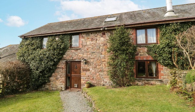 BEECHCROFT COTTAGE, pet friendly, with open fire in South Molton