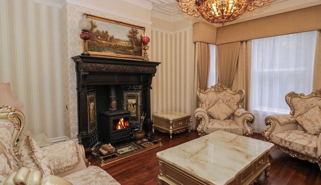 BEECHGROVE MANOR, pet friendly, with hot tub in Workington