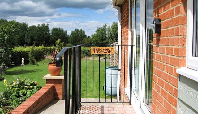 BEECHNUT COTTAGE, pet friendly, with a garden in Tewkesbury